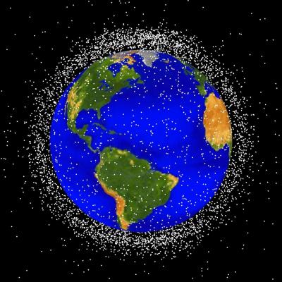 Computer-generated image of space junk orbiting the Earth. (Image: NASA employee, Public domain, via Wikimedia Commons.)