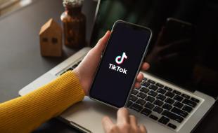 Many Canadians are turning to TikTok as a source of news. (Photo: Thicha Satapitanon, via Shutterstock.) 