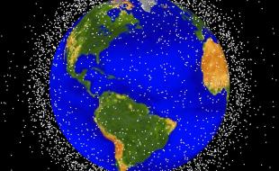 Computer-generated image of space junk orbiting the Earth. (Image: NASA employee, Public domain, via Wikimedia Commons.)